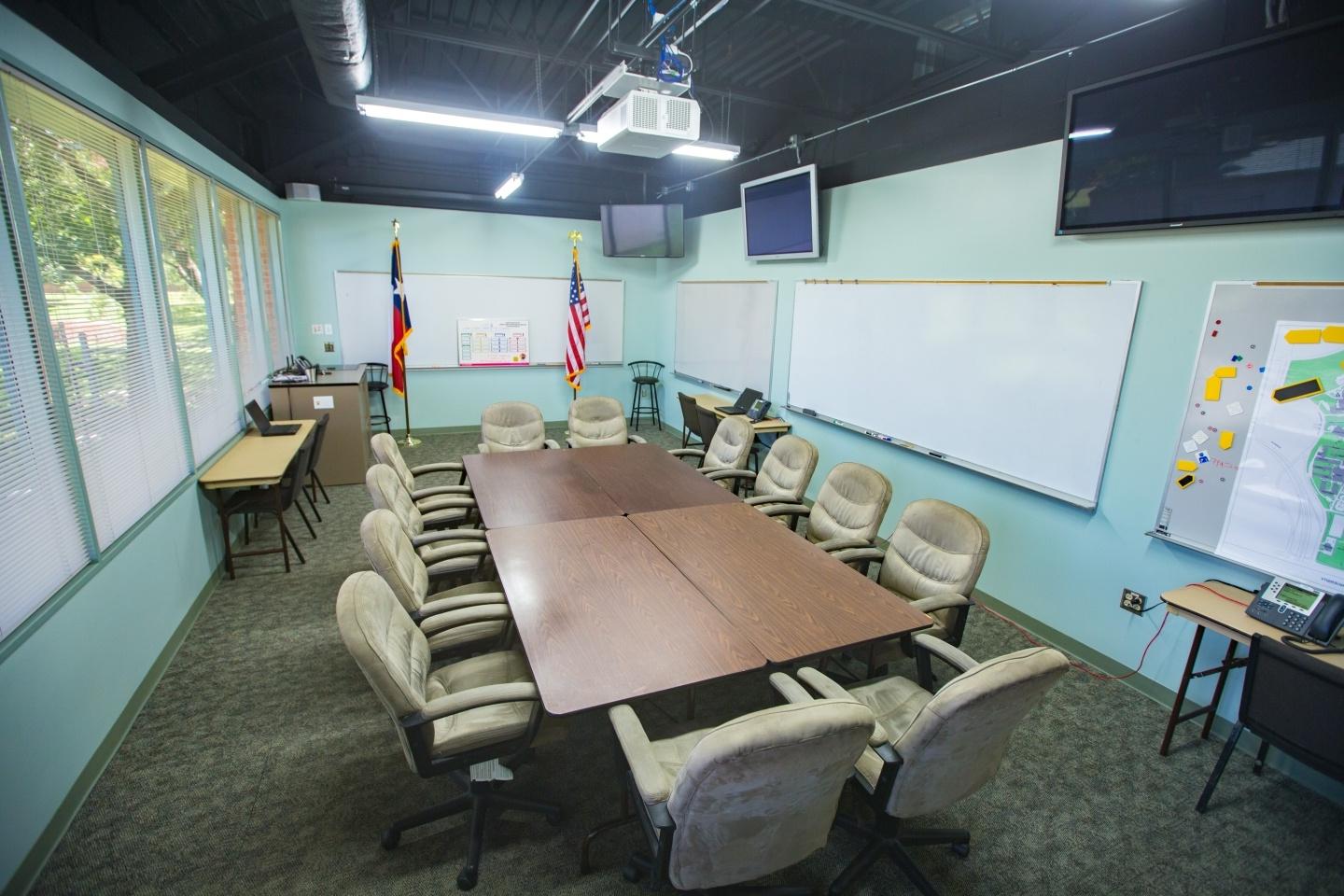 应急控制室有大会议桌和许多椅子